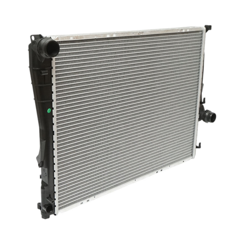 Radiatore raffreddamento acqua motore – BMW Serie 3, BMW Z4 (motori 1.6 – 3.2 L) Dimensioni: 580 × 449 × 30 mm Codici OEM compatibili: 1924001093, 17111436241, 17111611565, 17111613108, 17119071518, 17119071519