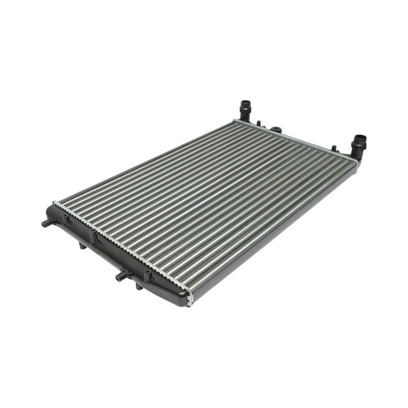 Radiatore raffreddamento acqua motore – Seat, Skoda, VW (motori 1.0 – 2.0 L) Dimensioni: 635 × 415 × 23 mm Codici OEM compatibili: 5Z0121253A, 6Q0121253L, 6Q0121253Q, 50542, 1924001738