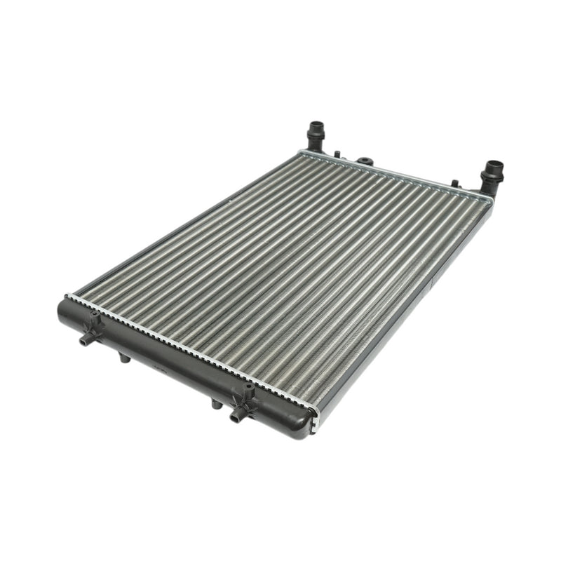 Radiatore raffreddamento acqua motore – VW, Audi, Opel, Seat, Skoda (motori 1.4 – 2.5 Diesel) Dimensioni: 650 × 414 × 23 mm Codici OEM: VW1J0121253AB, 1J0121253N, 1924001979