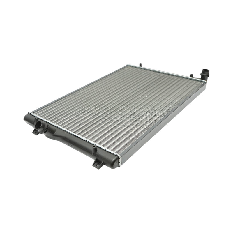 Radiatore raffreddamento acqua motore – Audi, Seat, Skoda, VW (motori 1.2 – 2.0 Diesel) Dimensioni: 647 × 440 × 32 mm Codici OEM compatibili: 3C0121253AR, 3C0121253Q, 53425A, 1924001040