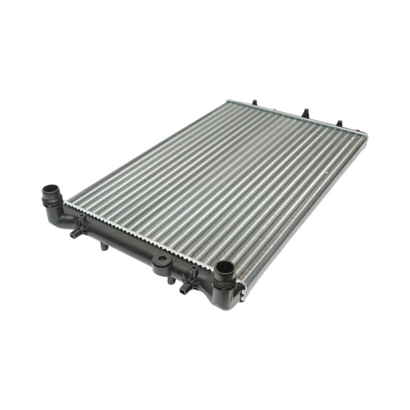 Radiatore raffreddamento acqua motore – Seat, Skoda, VW (motori 1.0 – 2.0 L) Dimensioni: 635 × 415 × 23 mm Codici OEM compatibili: 5Z0121253A, 6Q0121253L, 6Q0121253Q, 50542, 1924001738