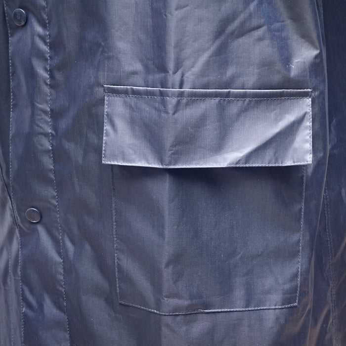 Mantella con cappuccio impermeabile taglia XL in poliestere con membrana in PVC, aperture di ventilazione, 2 tasche e cerniera, blu navy Breckner Germany.