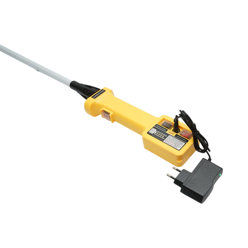 Pungolo elettrico professionale per bestiame da 1100 V con batteria ricaricabile da 8,4 V e 2200 mAh, torcia a LED, indicatore di carica e asta da 80 cm.