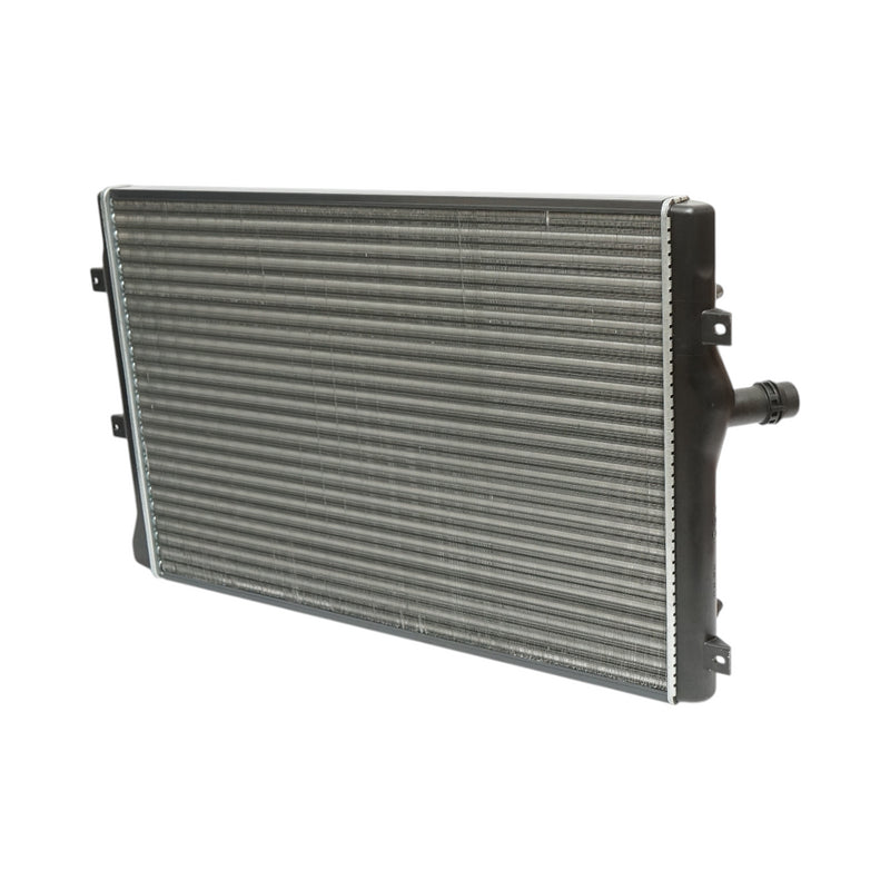 Radiatore raffreddamento acqua motore – Audi, Seat, Skoda, VW (motori 1.2 – 2.0 Diesel) Dimensioni: 647 × 440 × 32 mm Codici OEM compatibili: 3C0121253AR, 3C0121253Q, 53425A, 1924001040